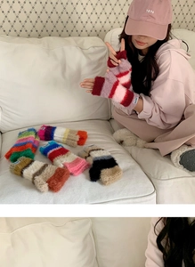 Détail de la texture des gants sans doigts en peluche rayée arc-en-ciel pour femme