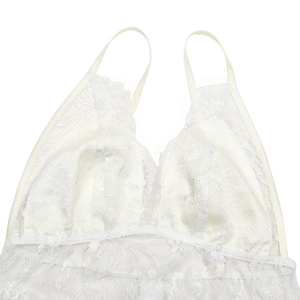 Gros plan sur les coutures en dentelle blanche et les broderies du vêtement sans dos