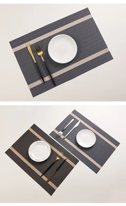 Detail von wasserdichten PVC-Tischsets mit marineblauen und grauen Streifen