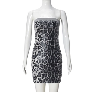 Détail du motif léopard à paillettes sur une mini-robe moulante scintillante