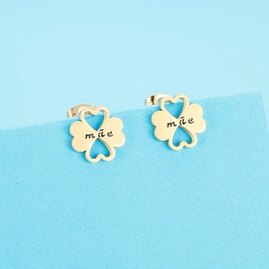 Detailed view of golden clover stud earrings with mãe engraving for Mother's Day