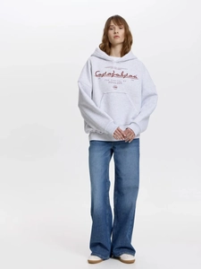 Felpa grigia oversize con tasche anteriori e testo Capafabay abbinata a jeans blu