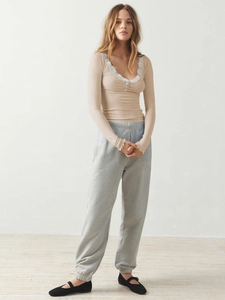Detailansicht beige Rippstrick-Top mit Spitzenbesatz am Kragen und Knopfleiste