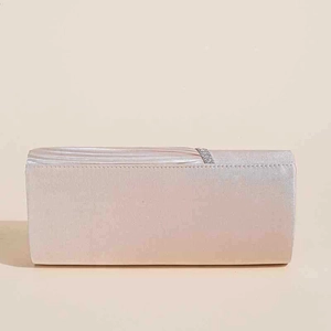 Dettaglio pochette in raso champagne con texture a pieghe e raffinata striscia di strass