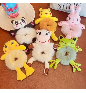 Détail de 6 chouchous en peluche d'animaux incluant des motifs de panda et de lapin