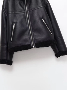 Détails du blouson motard noir en cuir montrant l'ourlet et les poignets en fourrure
