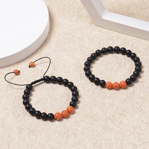 Bracelet rétro perles malachite 8mm et noir mat pour couples sur fond beige clair