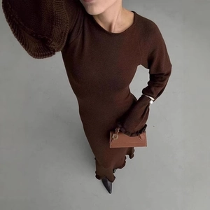 Elegante abito lungo in maglia marrone attillato con bordi a balze e maniche lunghe