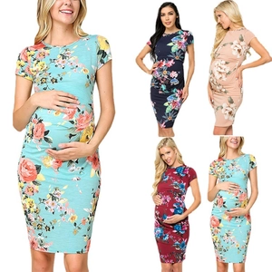 Slim fit maternity dress with floral print, round neck and short sleeves in various colors