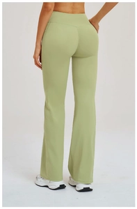 Vue arrière du pantalon de yoga évasé vert clair à taille haute montrant les coutures