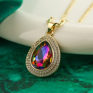 Collar dorado con colgante de gota de cristal multicolor y circonitas brillantes