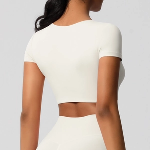 Vue détaillée de la coupe sans couture et du tissu extensible de ce haut de yoga ivoire