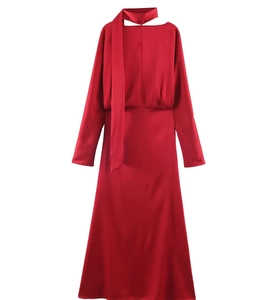 Détail de robe en satin rouge avec nœud élégant au col et texture de tissu soyeuse