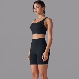 Vista laterale del set da yoga nero senza cuciture con pantaloncini a vita alta e reggiseno