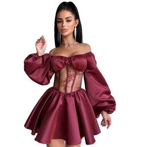 Robe courte en satin bordeaux à épaules dénudées avec manches bouffantes et corset