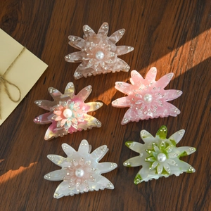 Détails de cinq pinces à cheveux florales avec texture marbrée, perles et strass brillants