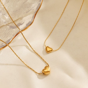 Élégant collier à pendentif cœur plaqué or 18K avec une finition miroir polie minimaliste