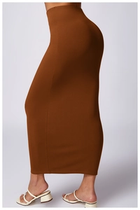 Vista laterale della gonna longuette attillata marrone a vita alta in maglia elastica sottile