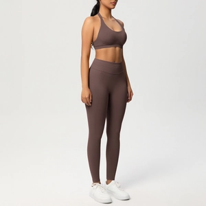 Vista laterale del set sportivo marrone cioccolato senza cuciture con top a lupetto