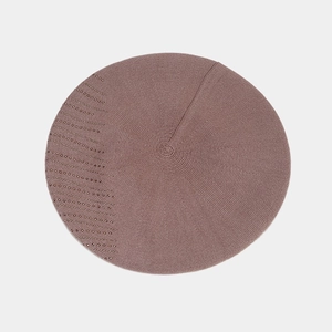 Gros plan détaillé du béret en maille avec perles métalliques de couleur mauve