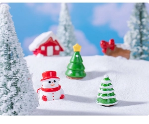 Vue macro de figurines miniatures de bonhomme de neige et sapin de Noël décor