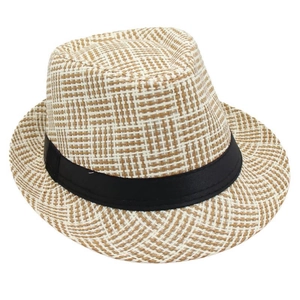 Dettaglio del cappello di paglia a scacchi bicolore con nastro classico in raso nero