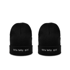 Bonnet noir en tricot avec broderie 00's baby girl dans un style gothique moderne
