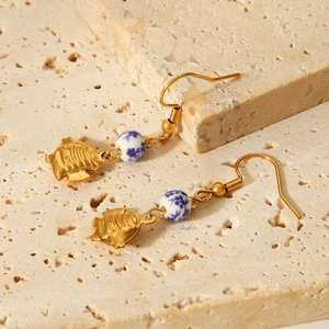 Boucles d'oreilles poisson tropical avec perles en céramique bleue sur support en pierre