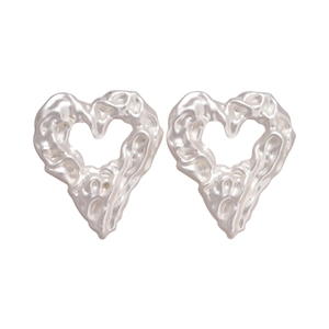 Orecchini a lobo a cuore irregolari in metallo argento liquido dallo stile minimalista