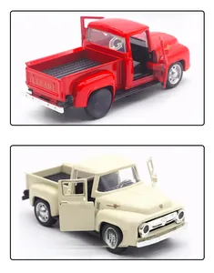 Dettaglio del modello pick-up d'epoca 1:32 con porte apribili nei colori rosso e bianco