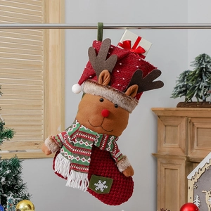Chaussette de Noël rouge tricotée avec renne en peluche pour décoration de fenêtre