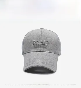 Détail de la casquette de baseball grise avec broderie PARIS et tissu en maille