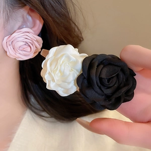 Collier ras du cou en tissu camélia et perles en rose, blanc et noir pour femmes