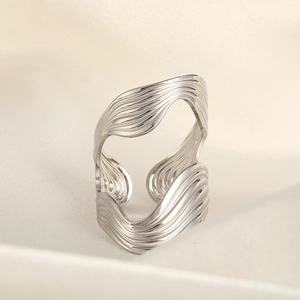 Vue détaillée d'une bague ajustable en argent 18k avec texture métal ondulée