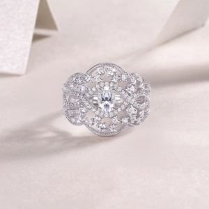 Detailansicht Silberring mit ovalem Moissanit und aufwendigem hohlem Blumendesign