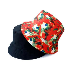 Detailansicht von wendbaren Anglerhüten aus schwarzer Baumwolle und buntem Paisleymuster