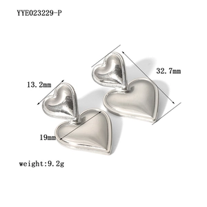 Vista dettagliata degli orecchini a cuore argento con dimensioni 32,7mm e peso di 9,2g