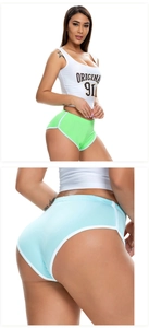 Detail der High-Waist-Yoga-Shorts in Grün und Blau mit elastischem Stoff und Passform