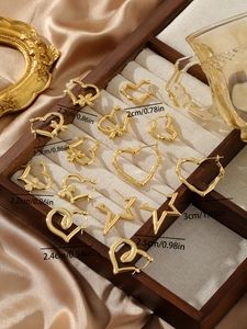 Detailansicht der 18K Gold Herz- und Sternohrringe mit präzisen Größenangaben