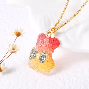 Collana con ciondolo a forma di orsetto sfumato colorato, trama opaca e fiocco di strass dorato