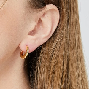Orecchini a cerchio a forma di C dorati minimalisti per donna, primo piano indossati