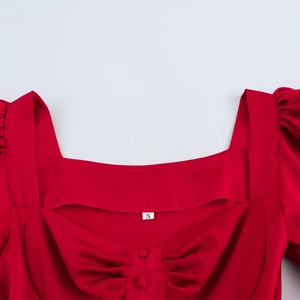 Zoete rode jurk met pofmouwen, vierkante halslijn en geplooide taille voor dames