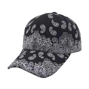 Detalle de gorra de béisbol negra con estampado de cachemira blanco