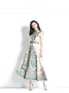Détail de l'imprimé mandala bohème sur une robe longue vintage de couleur ivoire