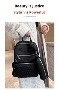 Sac à dos élégant en tissu oxford matelassé noir avec poches avant et pochette accessoire.