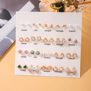 20 Paar minimalistische goldene Ohrstecker-Set mit Perlen, Zirkonia und geometrischen Formen