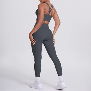 Détail du legging de yoga gris taille haute et brassière sport à bretelles croisées