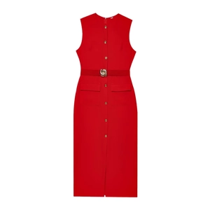Robe midi rouge sans manches avec ceinture et boutons sur fond blanc immaculé