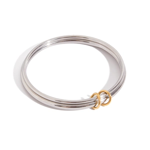 Vue détaillée du bracelet multicouche argenté avec anneaux de jonction dorés