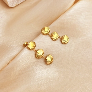 Elegante goldfarbene Tropfenohrringe mit dreifacher Muschel auf Champagner-Satin